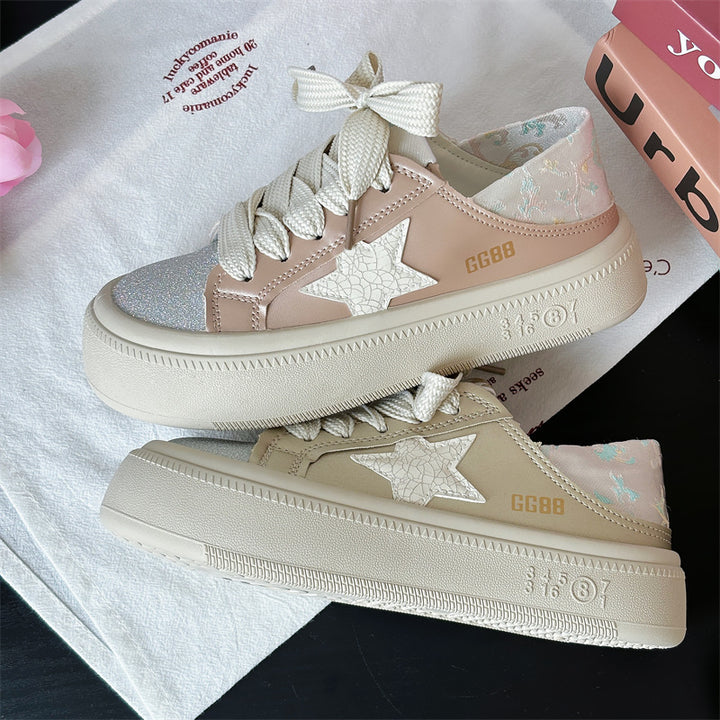 Dame sneakers i elegant design med glitrende overflademateriale og robust såleprofil Stilla
