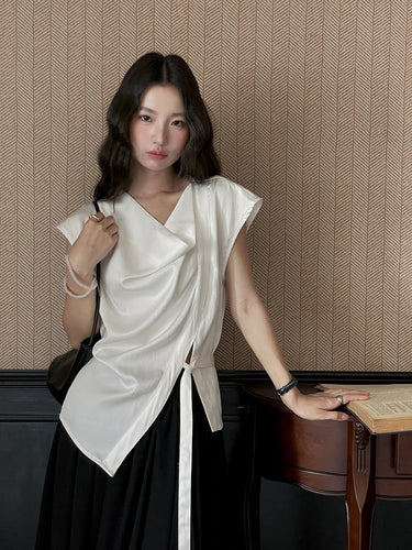 Dame indpakningsbluse med asymmetrisk snit og elegant drapering Stilla