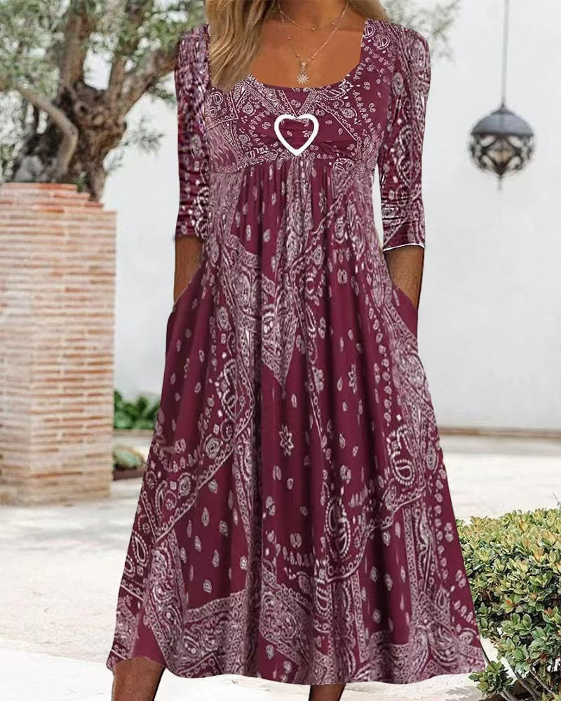 Dame nan Maxikjole med Paisley-Bandana-mønster, Empire-syning, draperet under brystområde og stiklommer Skovae