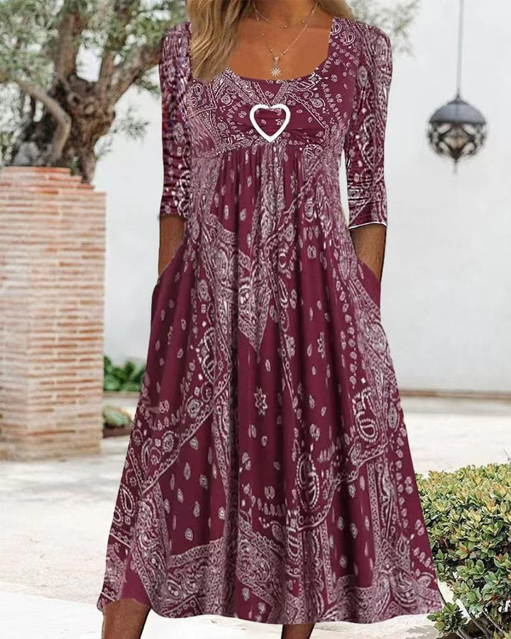 Dame nan Maxikjole med Paisley-Bandana-mønster, Empire-syning, draperet under brystområde og stiklommer Skovae