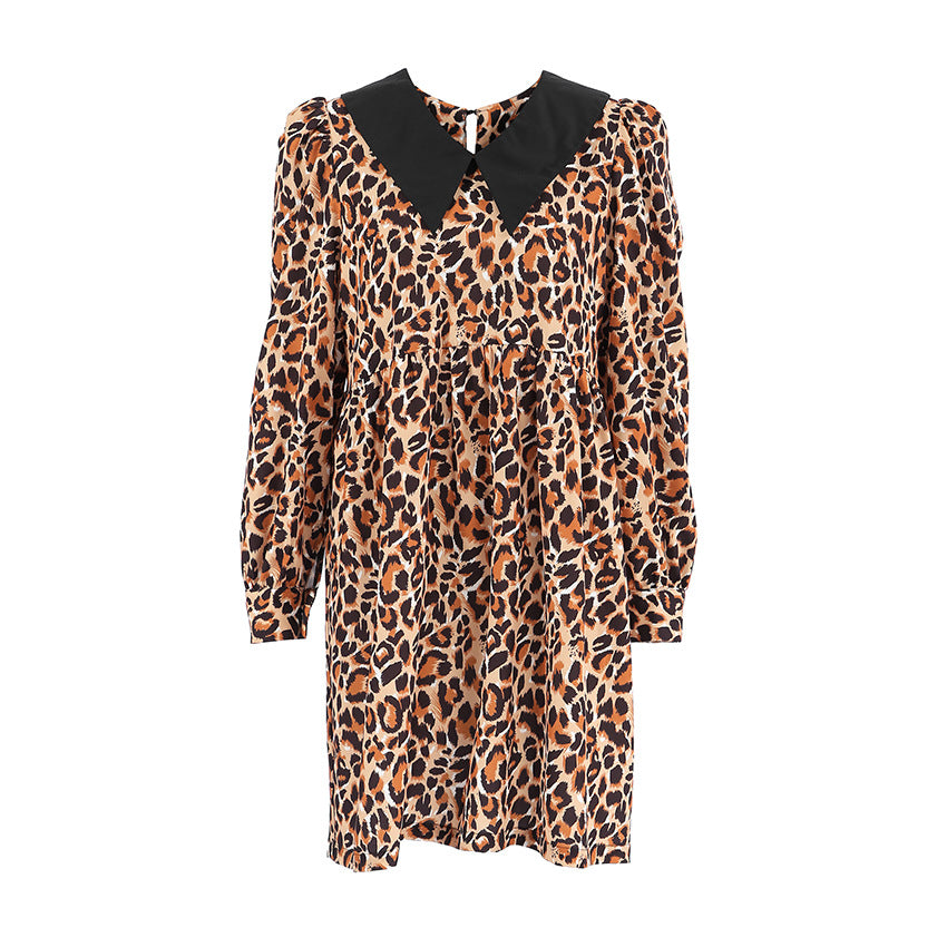 Damekjole med leopardmønster og elegant krave Stilla