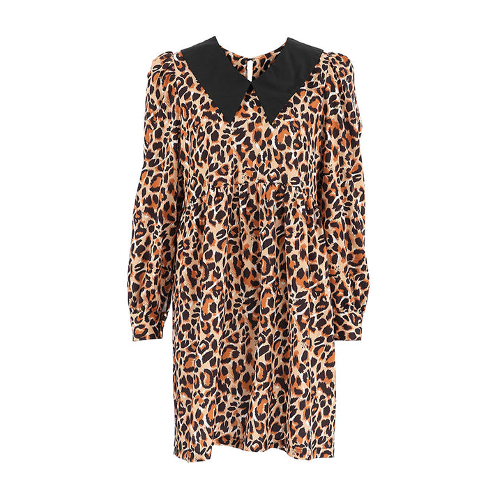 Damekjole med leopardmønster og elegant krave Stilla