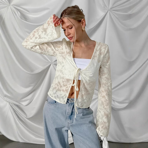 Dame gennemsigtig bluse med blomsterdesign og flæsedetaljer Stilla