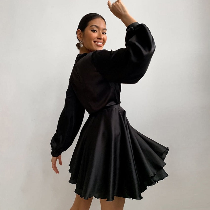 Dame wrapped dress i skinnende satin med voluminøse ærmer og svajende kant Stilla