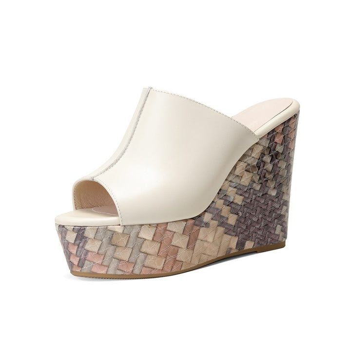 Dame nan elegante slip-on mule med åben tåparti, skulpturel kileplatform i fletlook og nitterdetaljer Skovae