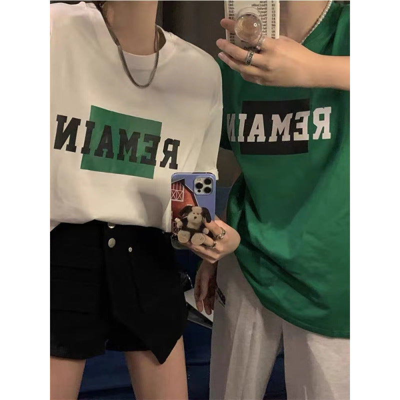 Dame T-Shirt med kreativt statement-design Stilla