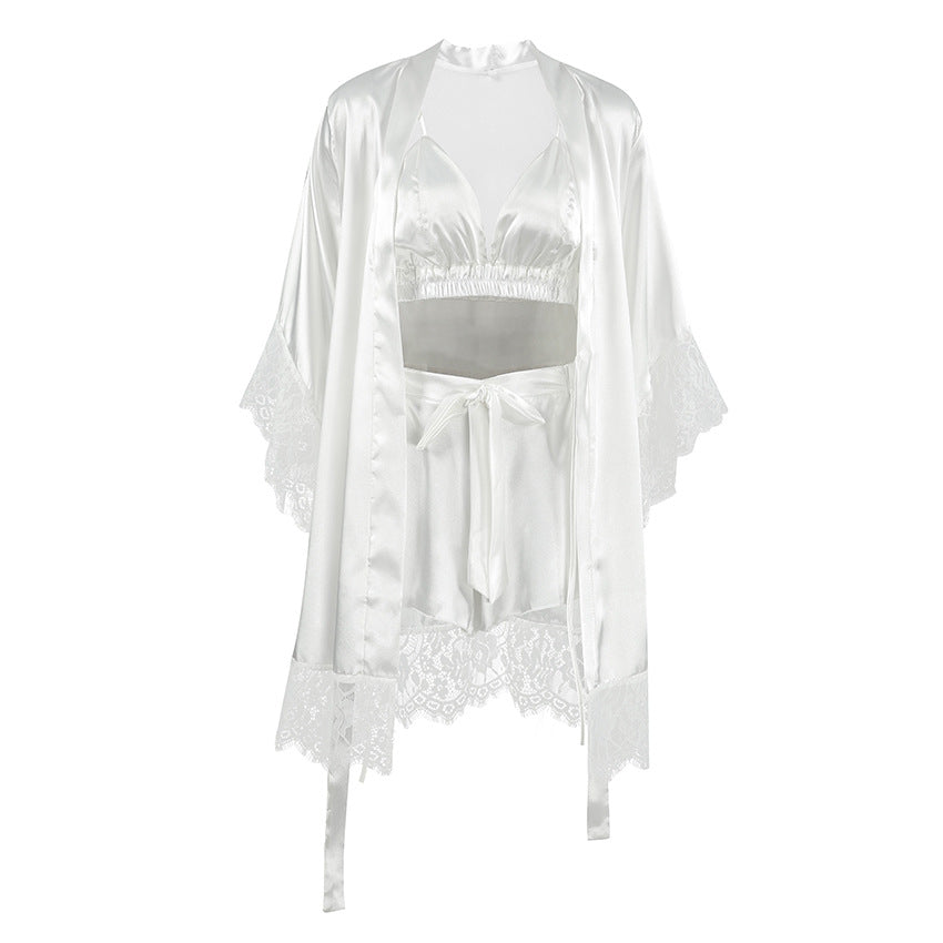 Dame Satin pyjamasæt med elegant kimono-design og blondeafslutninger Stilla