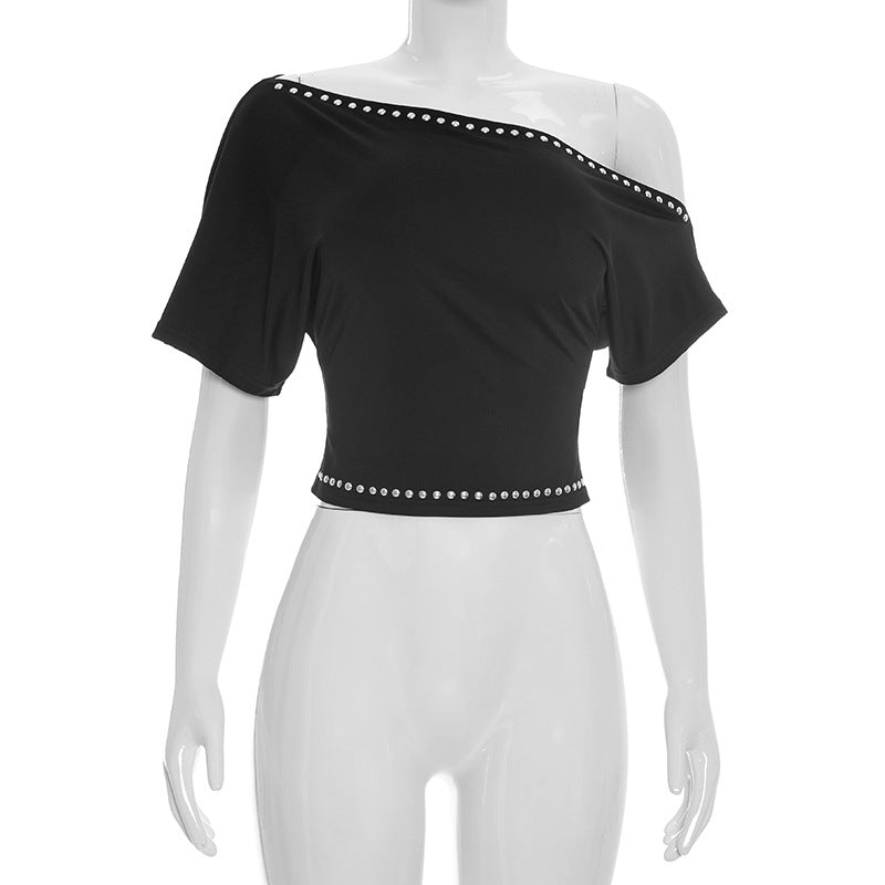 Dame asymmetrisk crop-top med blødt flydende stof og dekorativ nittebesætning Skovae
