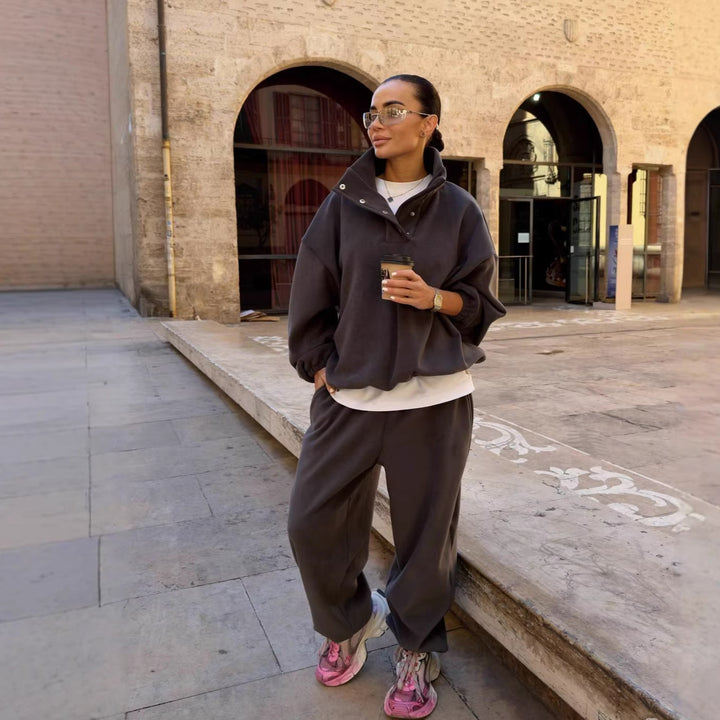 Kvinders hyggelige oversized fleecepullover med høj krave og elegant snøre-applikation Skovae