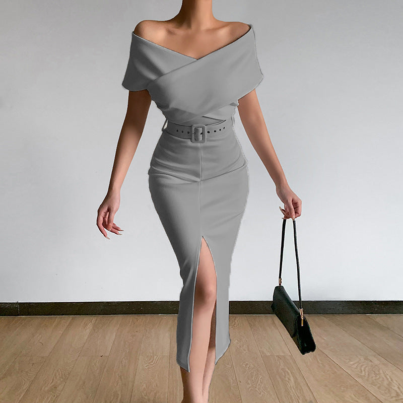 Dame figursyet midi-kjole med off-shoulder udskæring og sidelæg Stilla