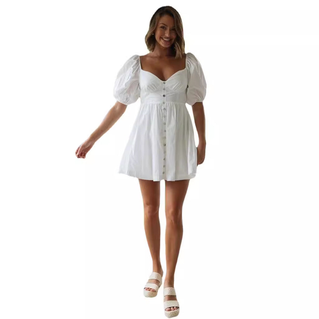 Kvindelig skandinavisk sommerkjole med puffærmer og knapstolpe Stilla