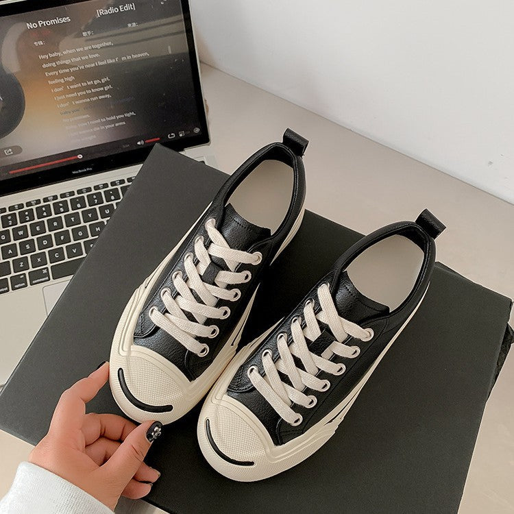Dame retro-inspirerede canvas-sneakers med karakteristisk gummispids Stilla