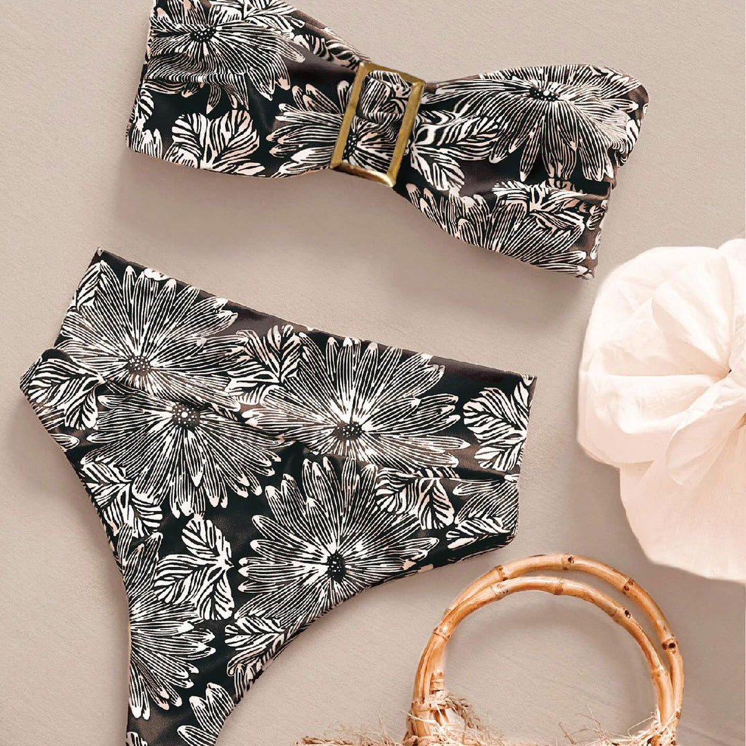 Dame bikini-sæt med raffineret blomsterprint og gyldne kædetrækkere Stilla
