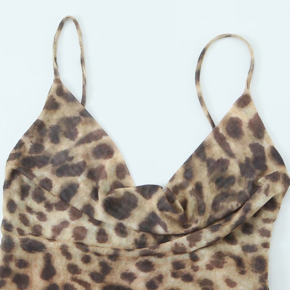 Dame slipdress i leopardmønster med fint snit og dyb V-udskæring Stilla