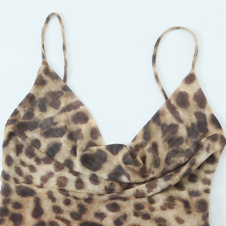 Dame slipdress i leopardmønster med fint snit og dyb V-udskæring Stilla