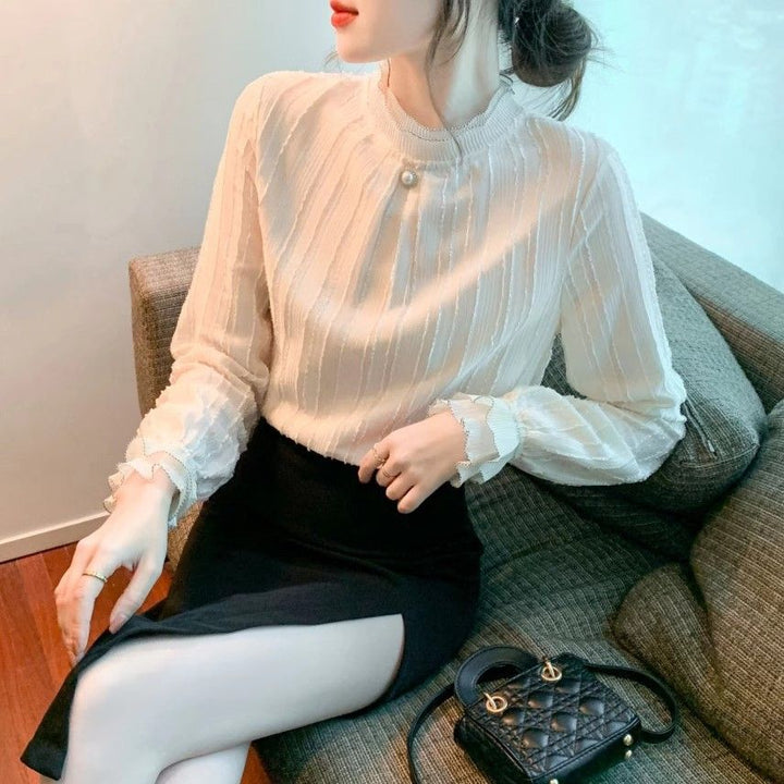 Dame elegant bluse med struktureret design og flæset kant Stilla