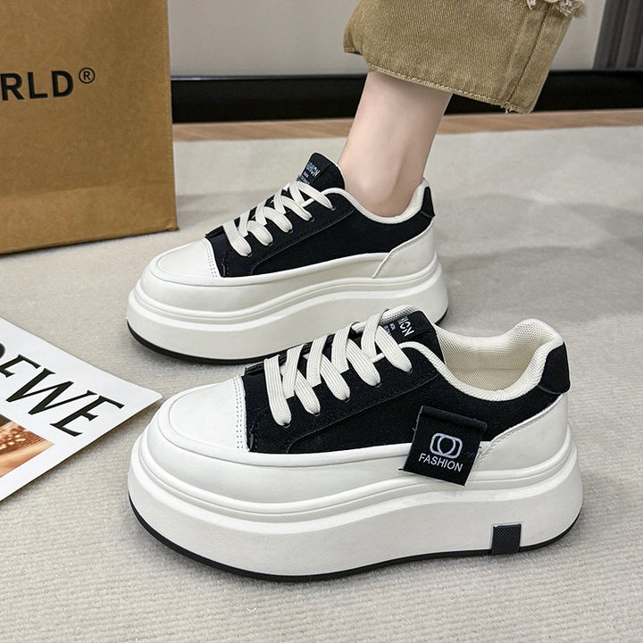 Dame Sporty Plateau-Sneakers med trendy logo-detalje og slidstærkt overdelsmateriale Stilla