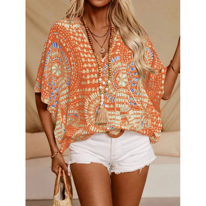 Dame strandbluse i afslappet boho-stil med farverige mønstre og voluminøse ærmer Skovae