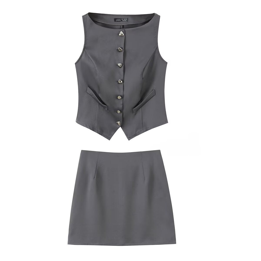 Dame-sæt bestående af figursyet vest og kort nederdel med elegante knapdetaljer Skovae