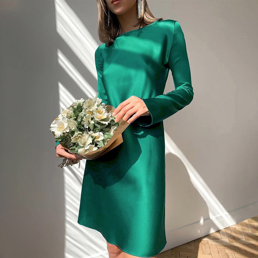 Dame Satin-kjole med langærmet og elegant snit Stilla