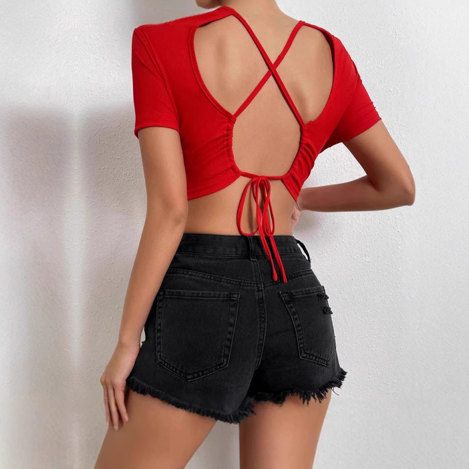 Dame kortærmet crop-top med figursnoet snit og enkelt design Stilla