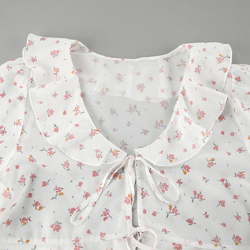 Damebluse med rynker og blomsterdesign Stilla