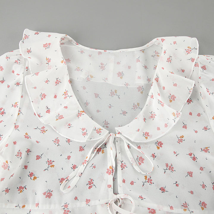 Damebluse med rynker og blomsterdesign Stilla