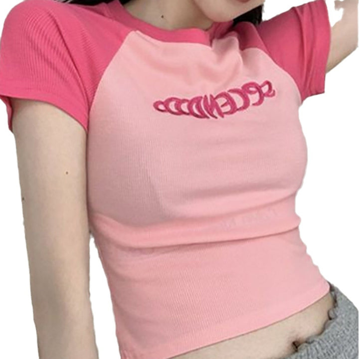 Dame Cropped T-Shirt med kontrasterende ærmer og moderne print Skovae