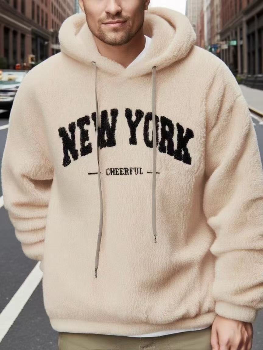 Herrer nan hyggelig fleece-hoodie med relief-logo, snortræk og kængurulomme Skovae