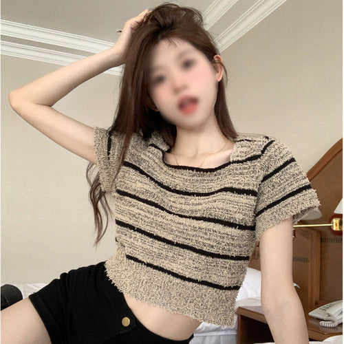 Kvinders cropped top med moderigtig stribet mønster og afslappet snit
