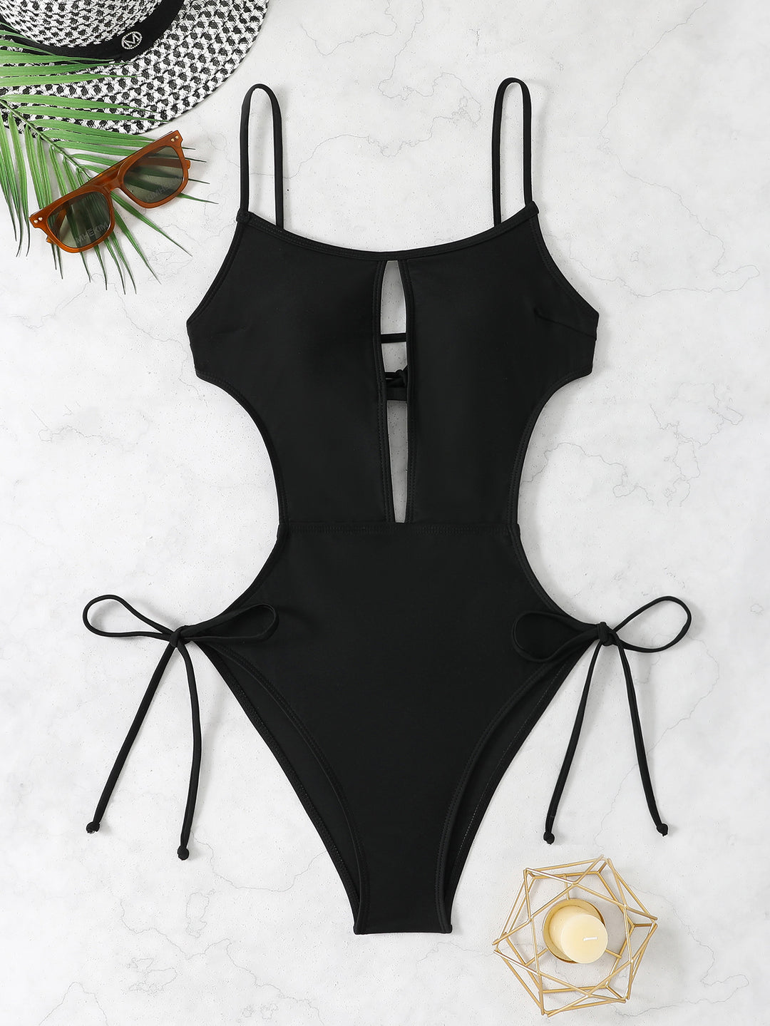 Dame én-delt badedragt med trendy cut-out-detailler Skovae