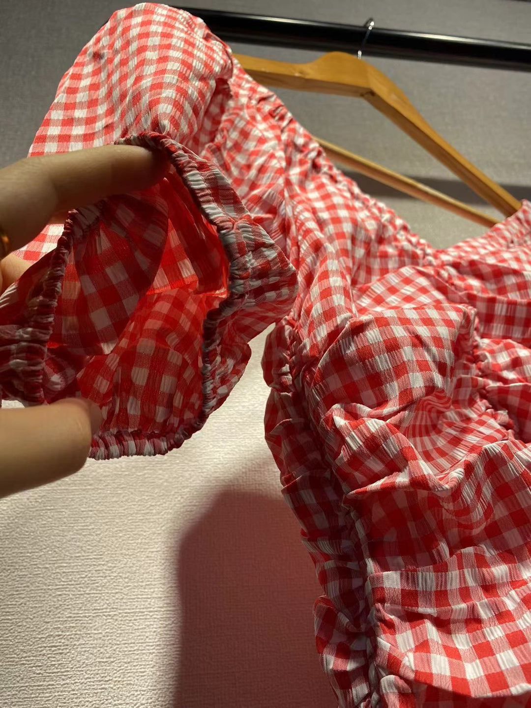Damebluse med raffineret flæsedesign og V-hals Stilla