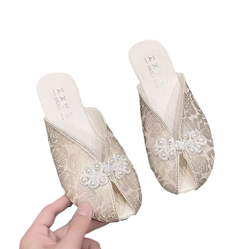 Dame elegante mules med moderigtigt ruffledesign og romantiske perleaccents Stilla