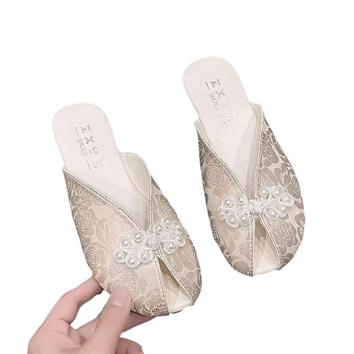 Dame elegante mules med moderigtigt ruffledesign og romantiske perleaccents Stilla