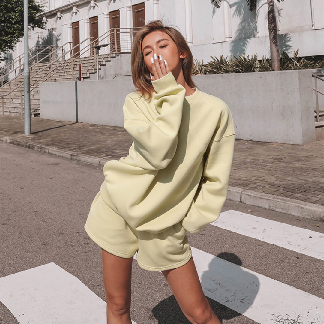 Sæt med afslappet sweatshirt og shorts til kvinder lavet af blødt sweatshirtstof med høj bæreværdi Skovae