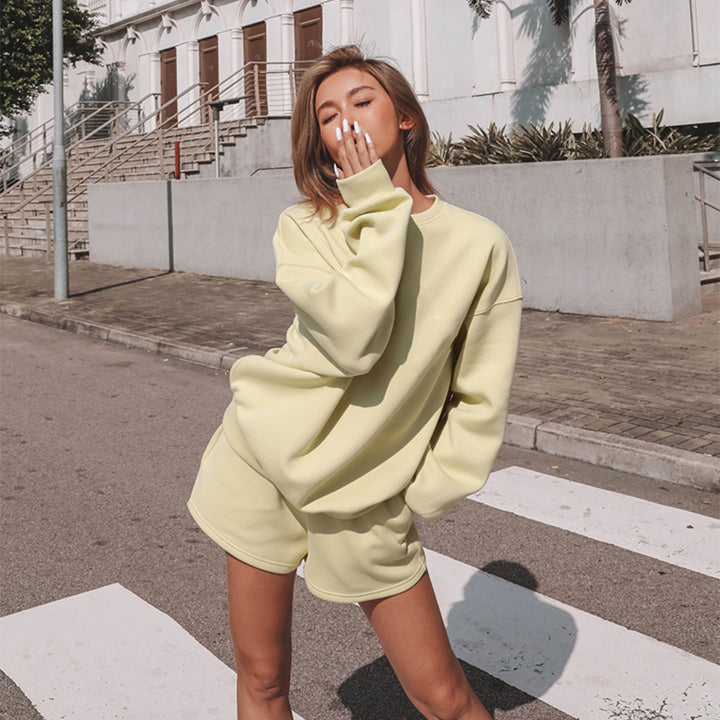 Sæt med afslappet sweatshirt og shorts til kvinder lavet af blødt sweatshirtstof med høj bæreværdi Skovae