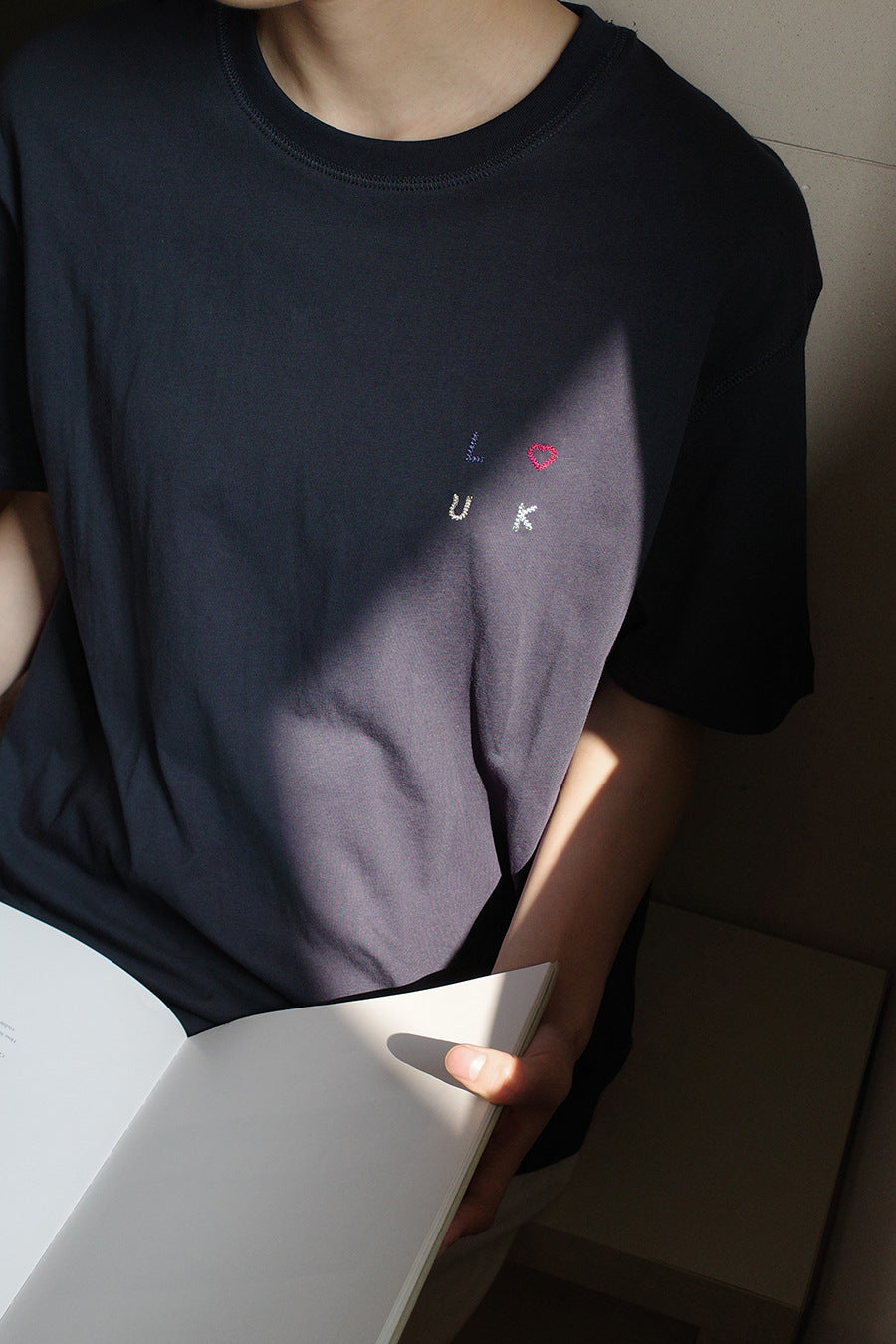 Damer afslappet T-shirt med trendy broderidetaljer Stilla