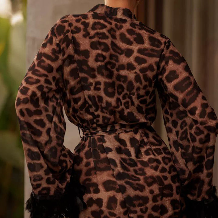 Dame maxikjole med leopardtryk og elegant drapering Stilla