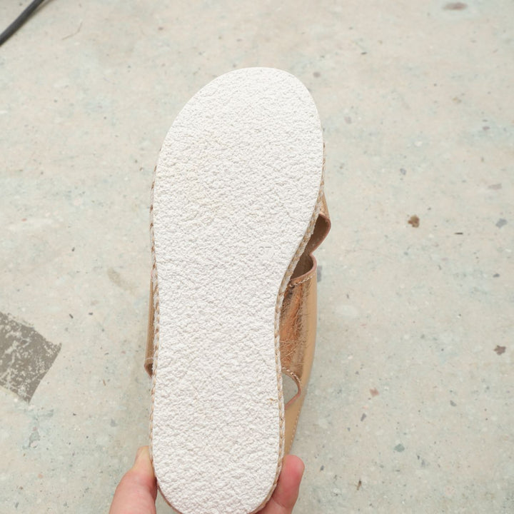 Dame nan Plateau-Sandalette lavet af prægede kunstlæder med flettet espadrille-sål og justerbar hælspænde Skovae