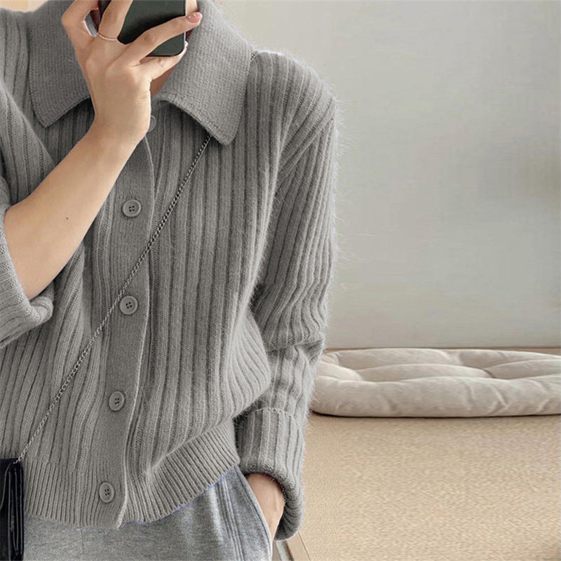 Dame cardigan med elegant knaplukning og ultramoderne ribbet design Stilla