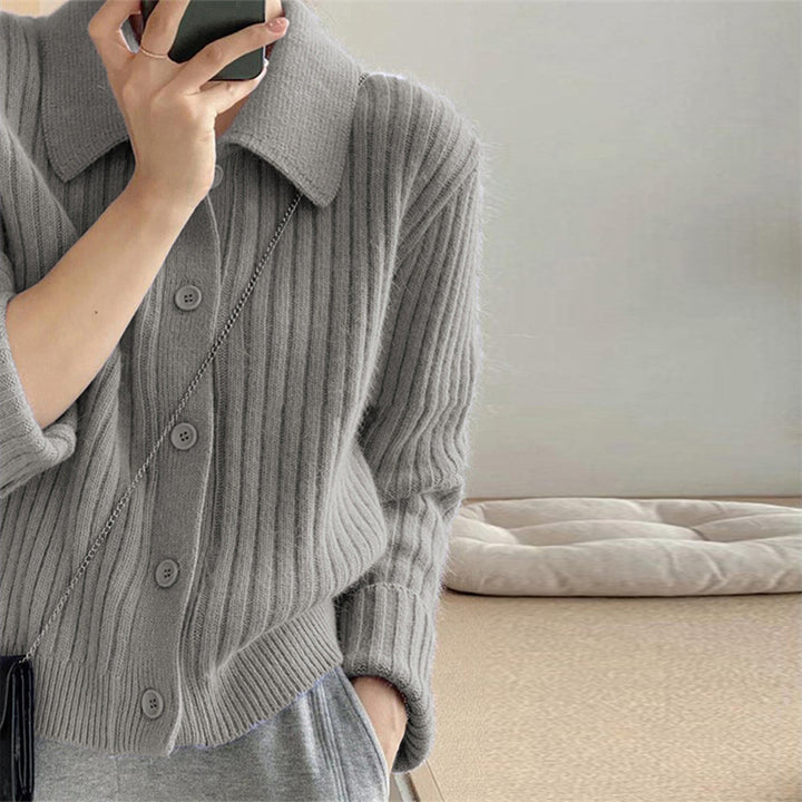 Dame cardigan med elegant knaplukning og ultramoderne ribbet design Stilla