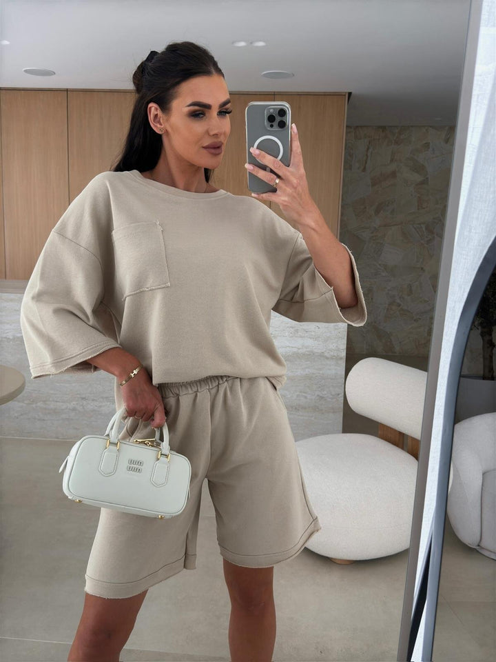 Kvinders afslappede loungedragt med oversized top og komfortable shorts