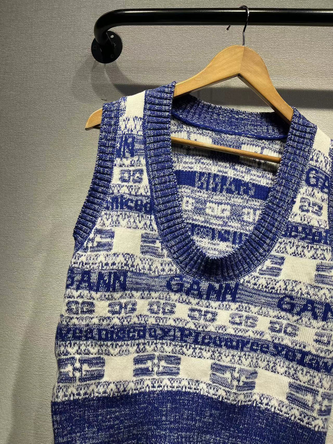 Dame striktop med moderne mønster og trendy layering-stil Stilla