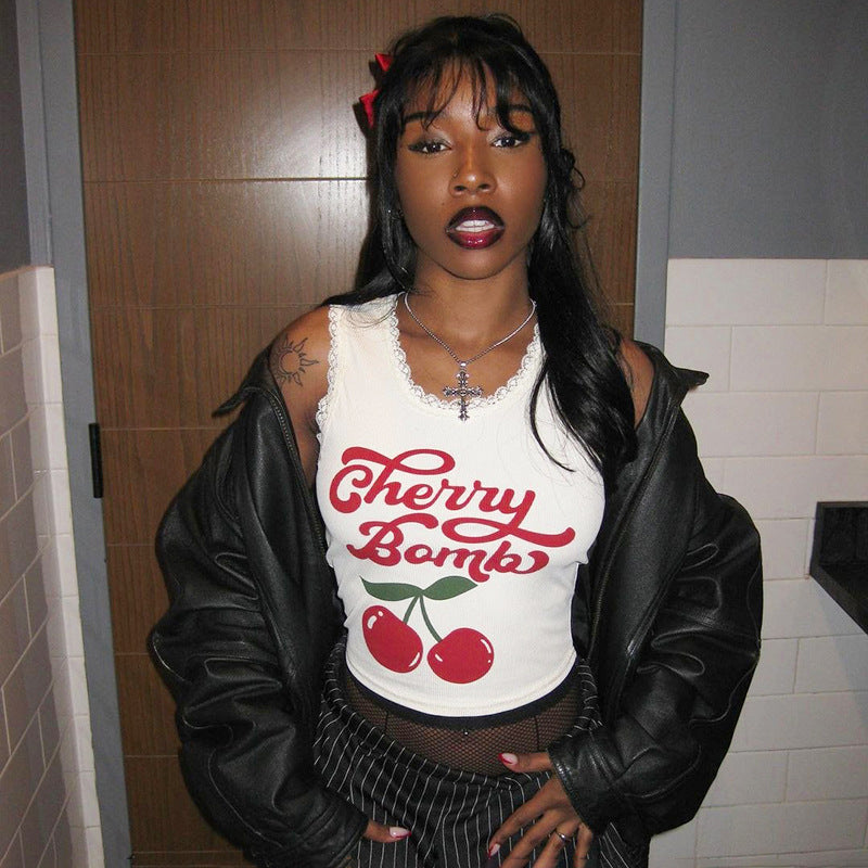 Dame casual crop top med charmerende spids kant og glad print Skovae