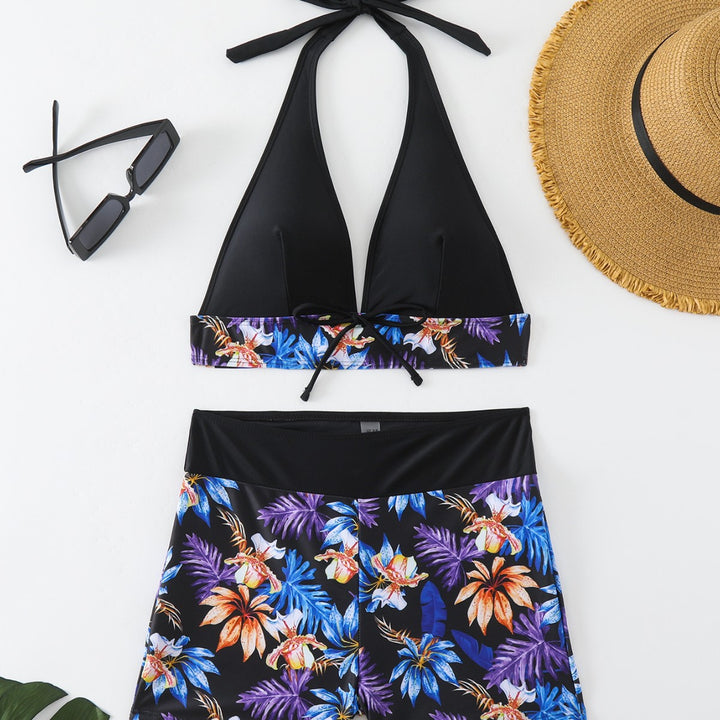 Dame bikini-sæt med blomstret bandeau-overdel og sportslige shorts Stilla