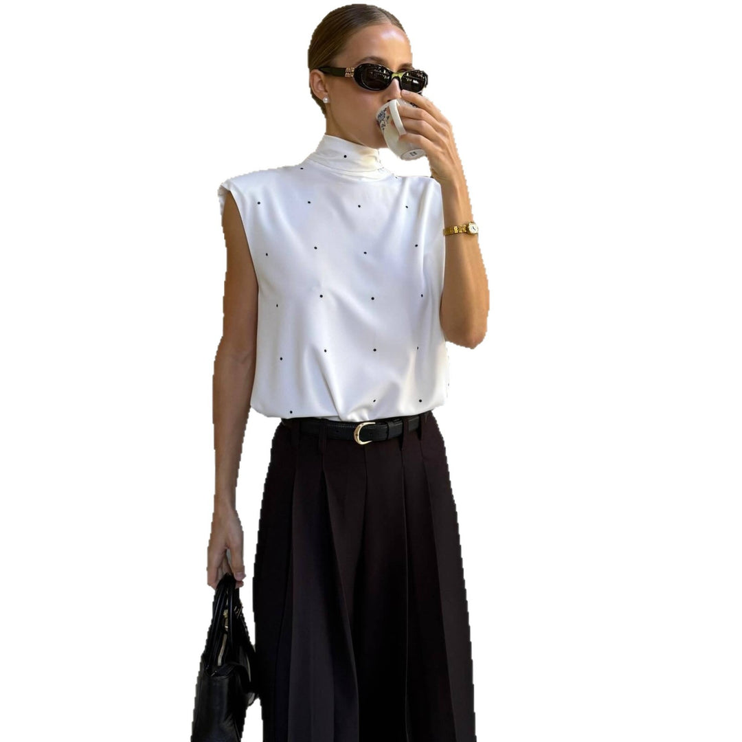 Dame Elegant bluse med høj krave og fine prikker Skovae
