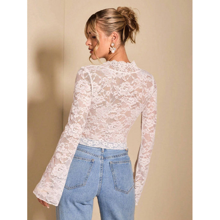 Dame blonde bluse med elegante trompetærmer og V-udskæring Skovae
