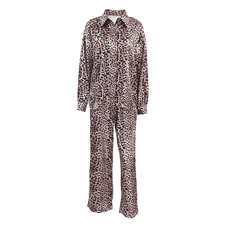 Dame satin pyjamasæt med leopardmønster og elegant snit Stilla