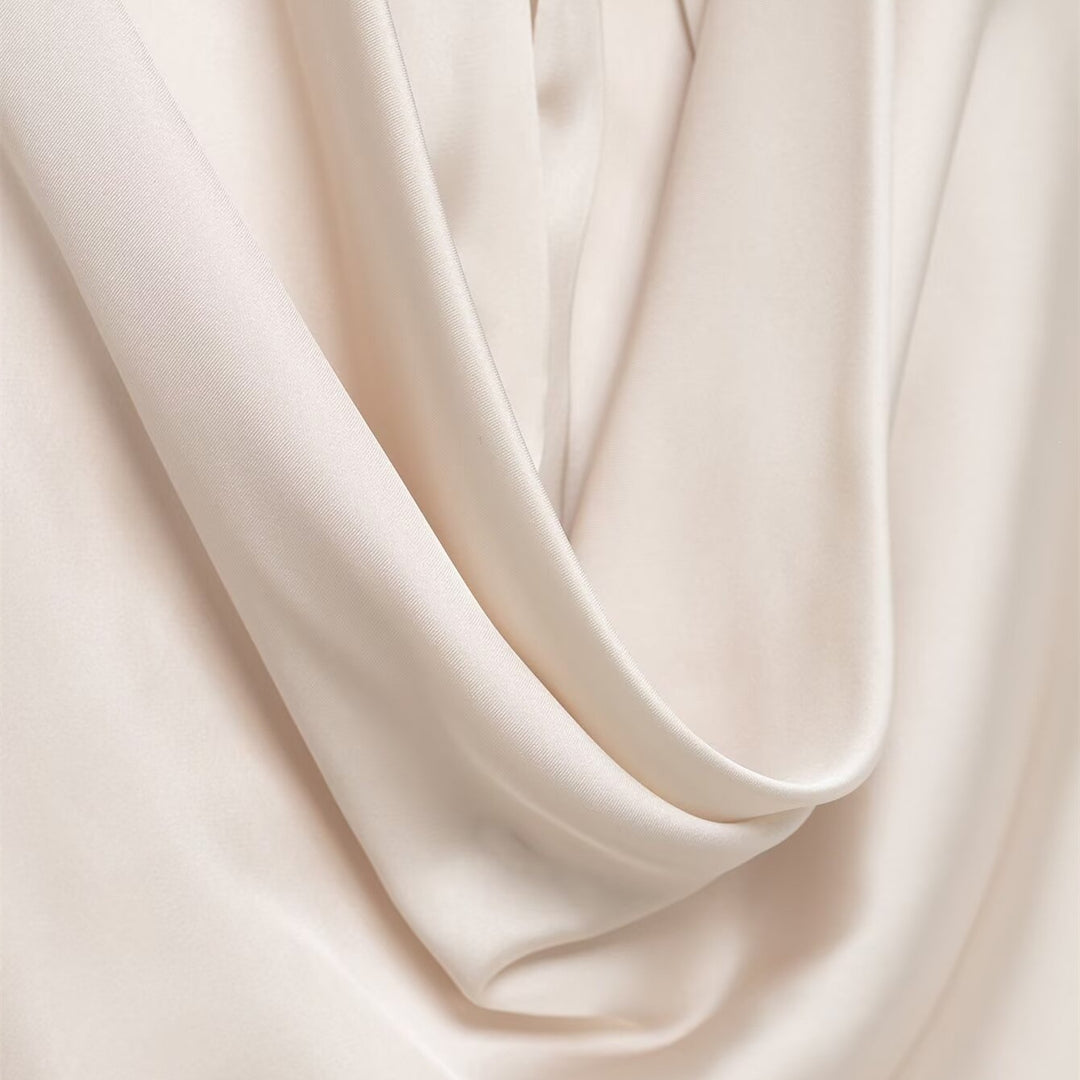Dame elegant halterneck top i flydende satin med dekorativ rygudskæring Skovae