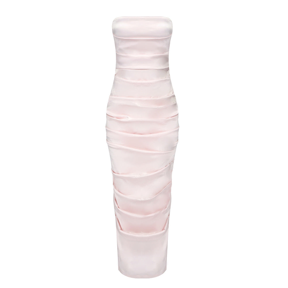 Dame figursyet aftenkjole med raffinerede draperinger ogElegant design Stilla